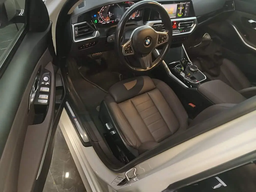 BMW 3 Series 2020 — ფოტო 16/20