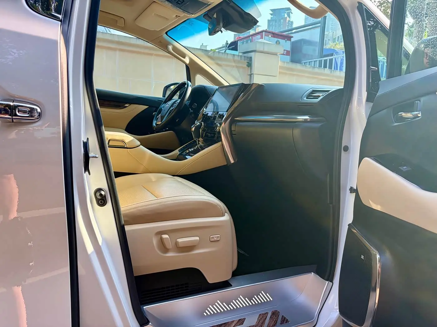 Toyota Alphard 2020 — Photo 12/17
