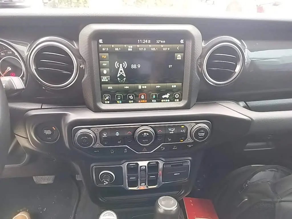 Jeep Wrangler 2024 — Фото 13/20