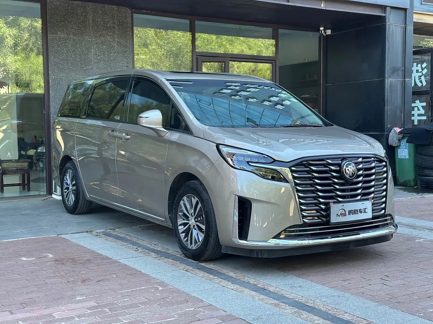 Buick GL8 2023 — Photo 2/18
