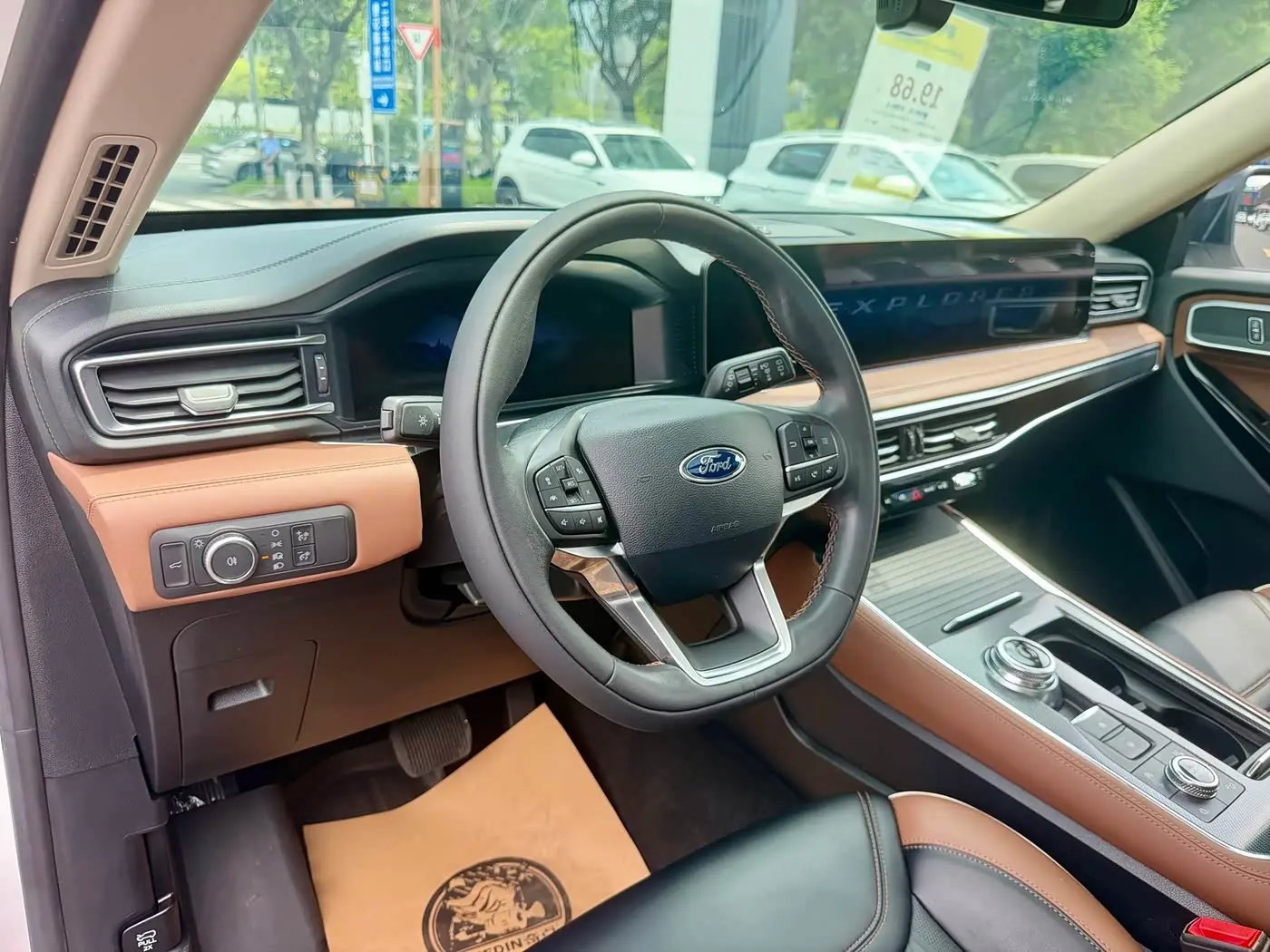 Ford Explorer 2023 — Photo 8/20