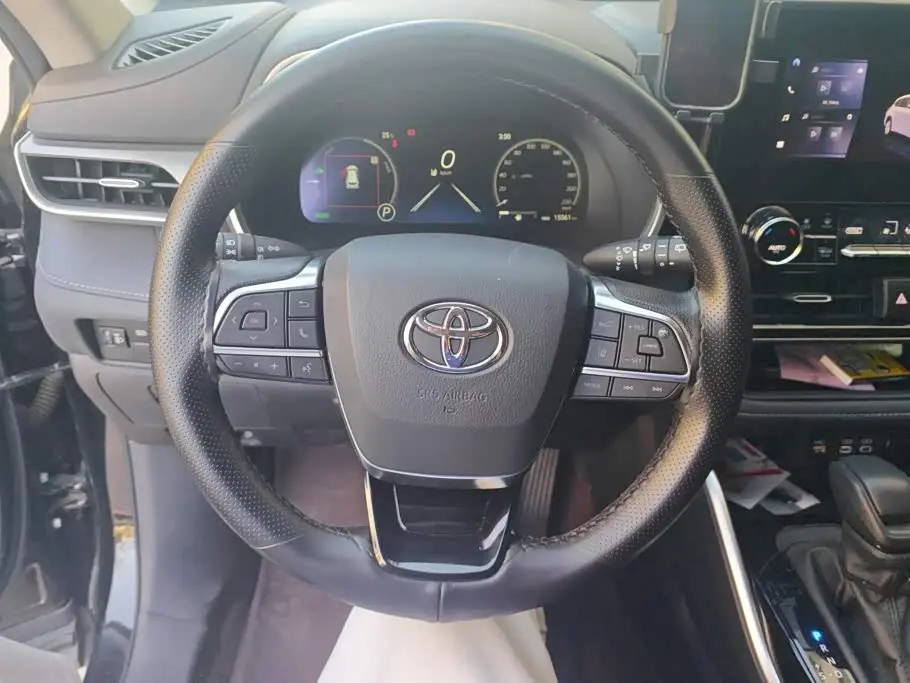 Toyota Highlander 2025 — Фото 15/16