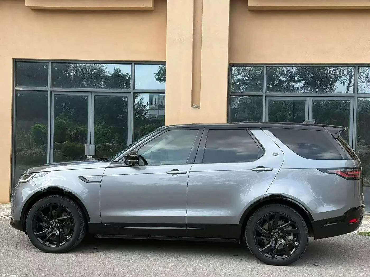 Land Rover Discovery 2021 — Фото 3/9