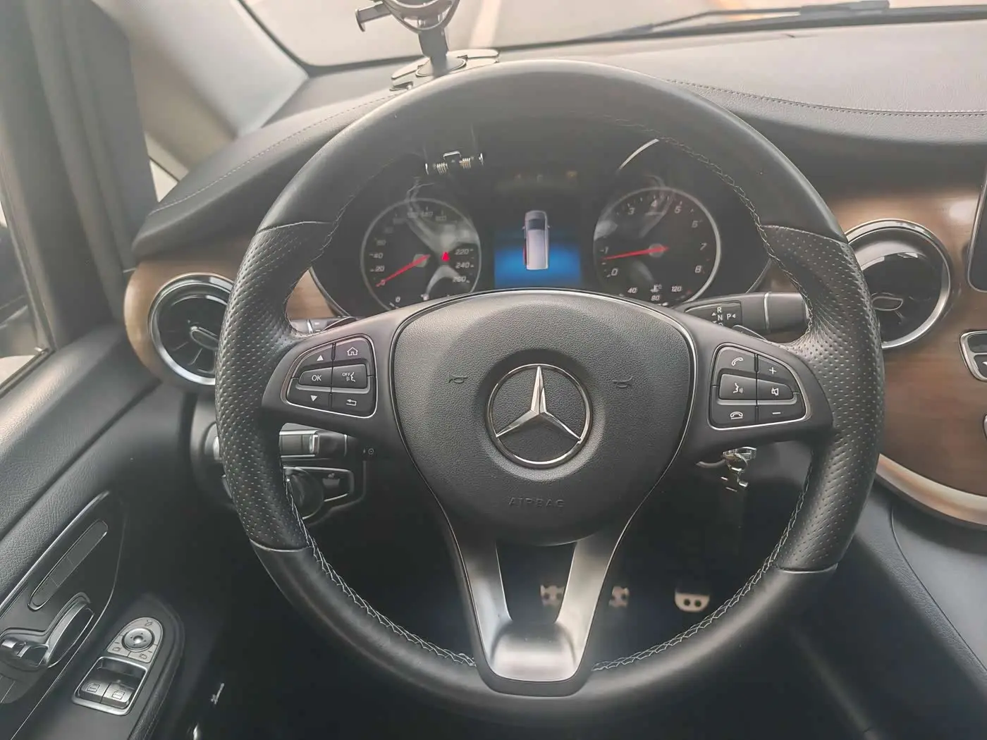 Mercedes-Benz V-Class 2023 — Photo 10/20