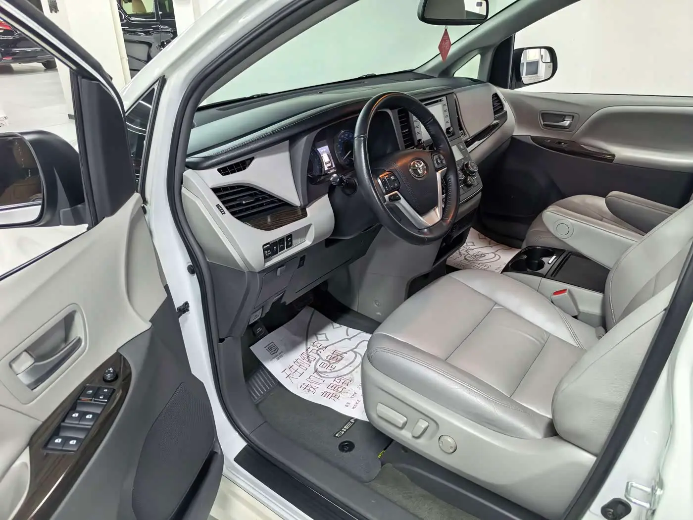 Toyota Sienna 2018 — Photo 4/8