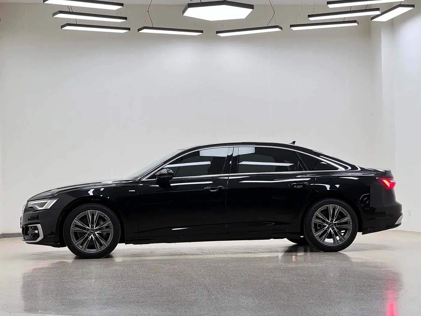 Audi A6L 2025 — Photo 4/20