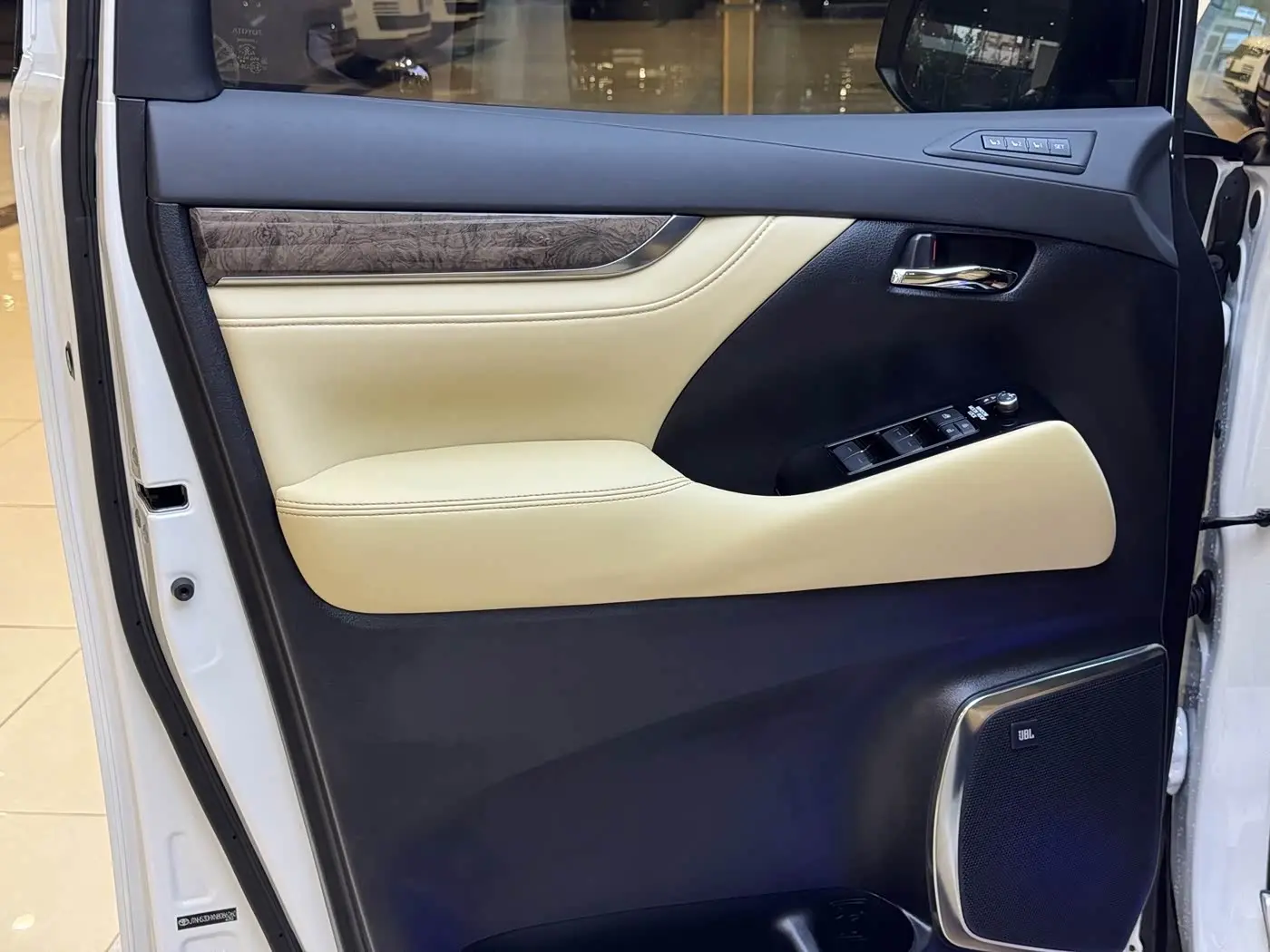 Toyota Vellfire 2023 — Photo 4/20