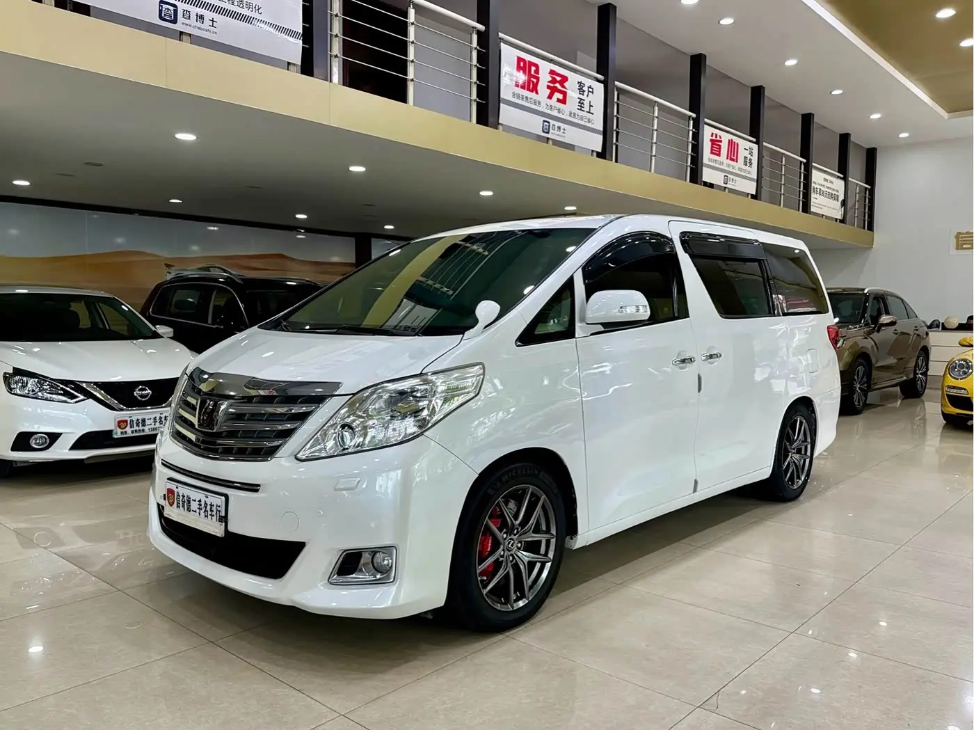 Toyota Alphard 2010 — Photo 1/20