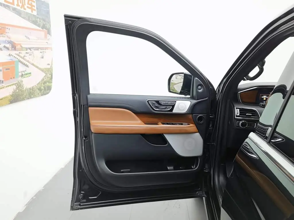 Lincoln Navigator 2019 — Photo 8/20