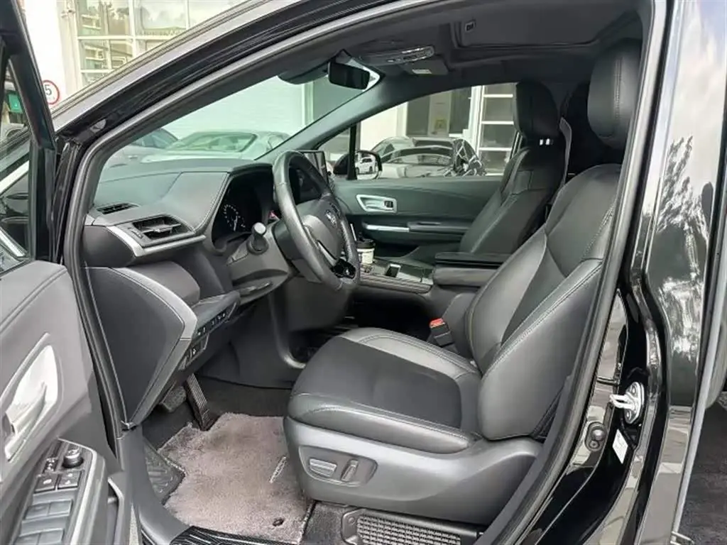 Toyota Sienna 2023 — Фото 2/4