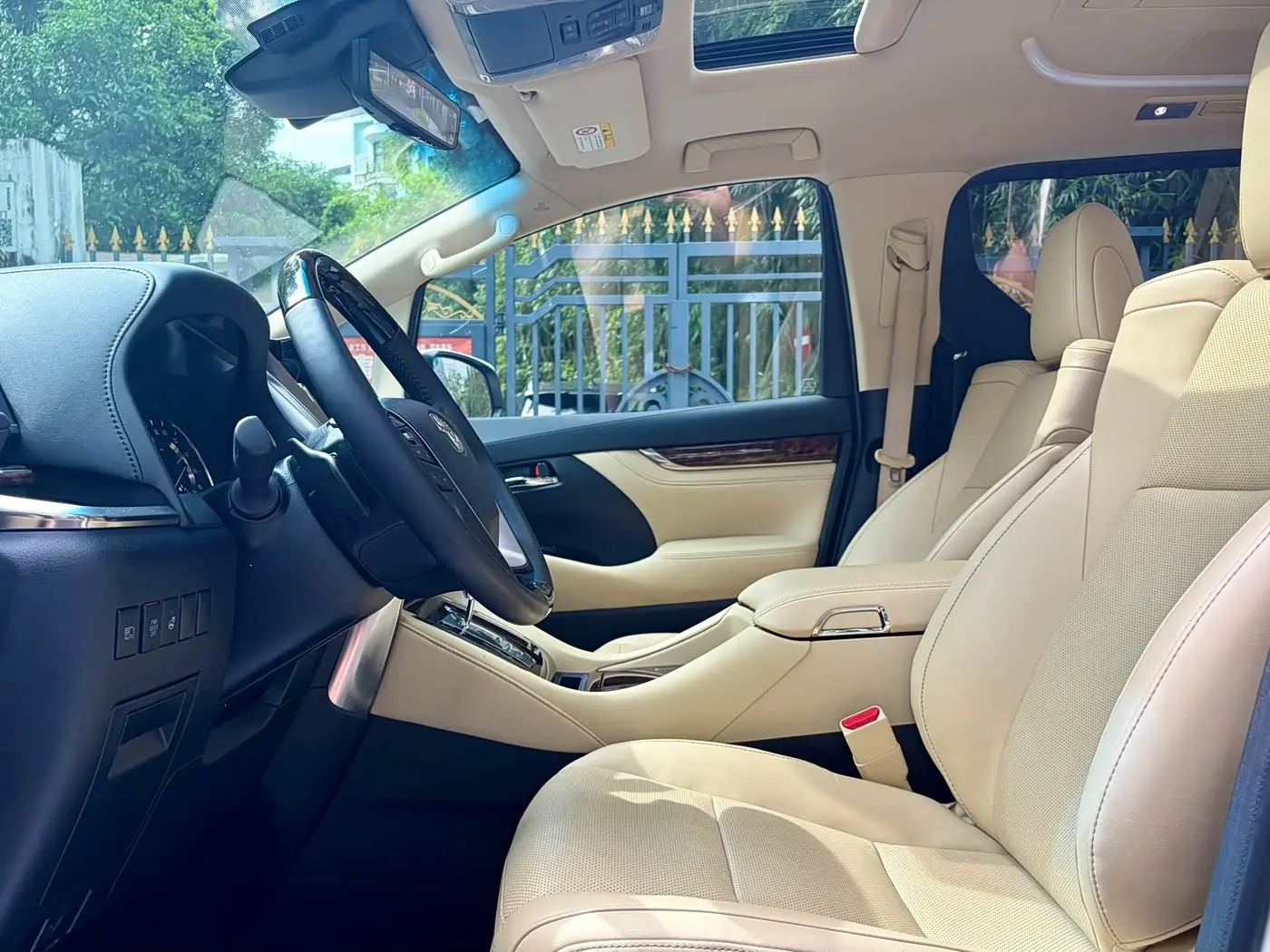 Toyota Alphard 2022 — Photo 11/18