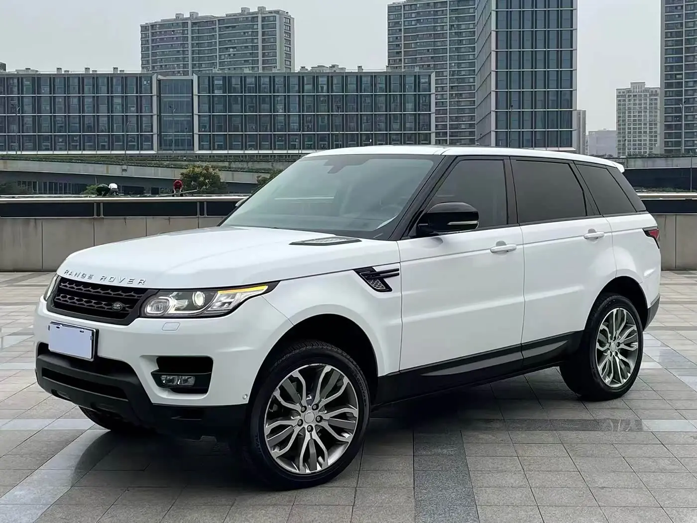 Land Rover Range Rover Sport 2014 — Photo 1/16