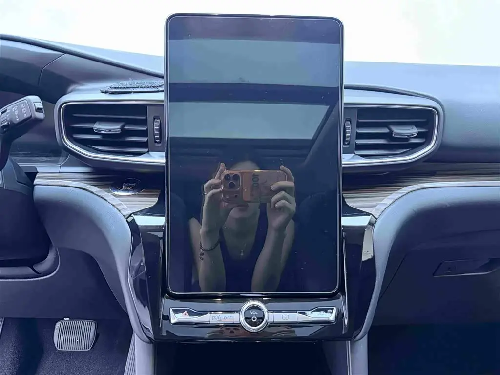 Ford Explorer 2021 — Photo 8/20