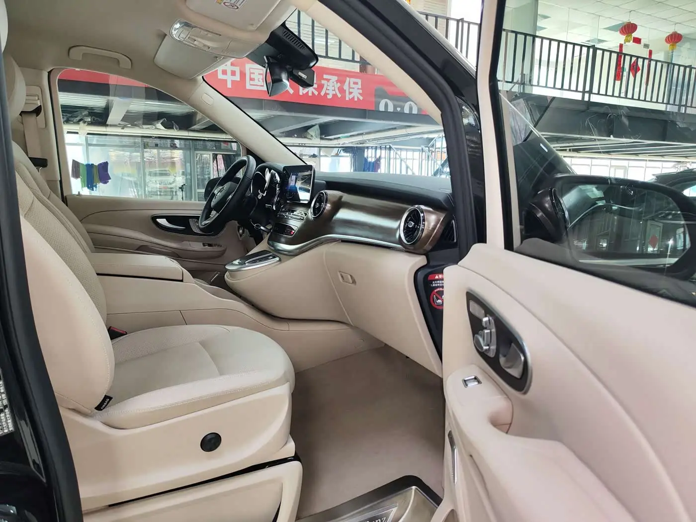 Mercedes-Benz V-Class 2023 — Photo 4/20