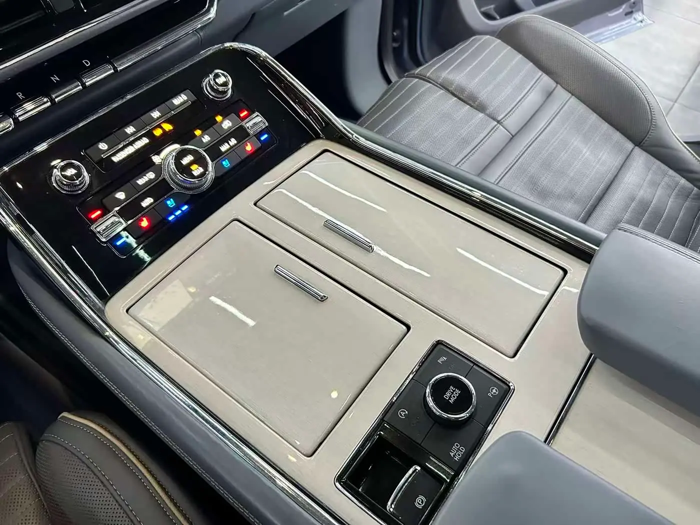 Lincoln Navigator 2018 — Photo 8/19