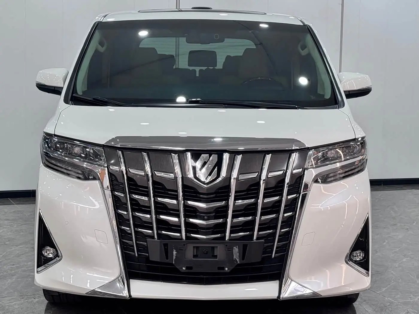 Toyota Alphard 2018 — Photo 2/10