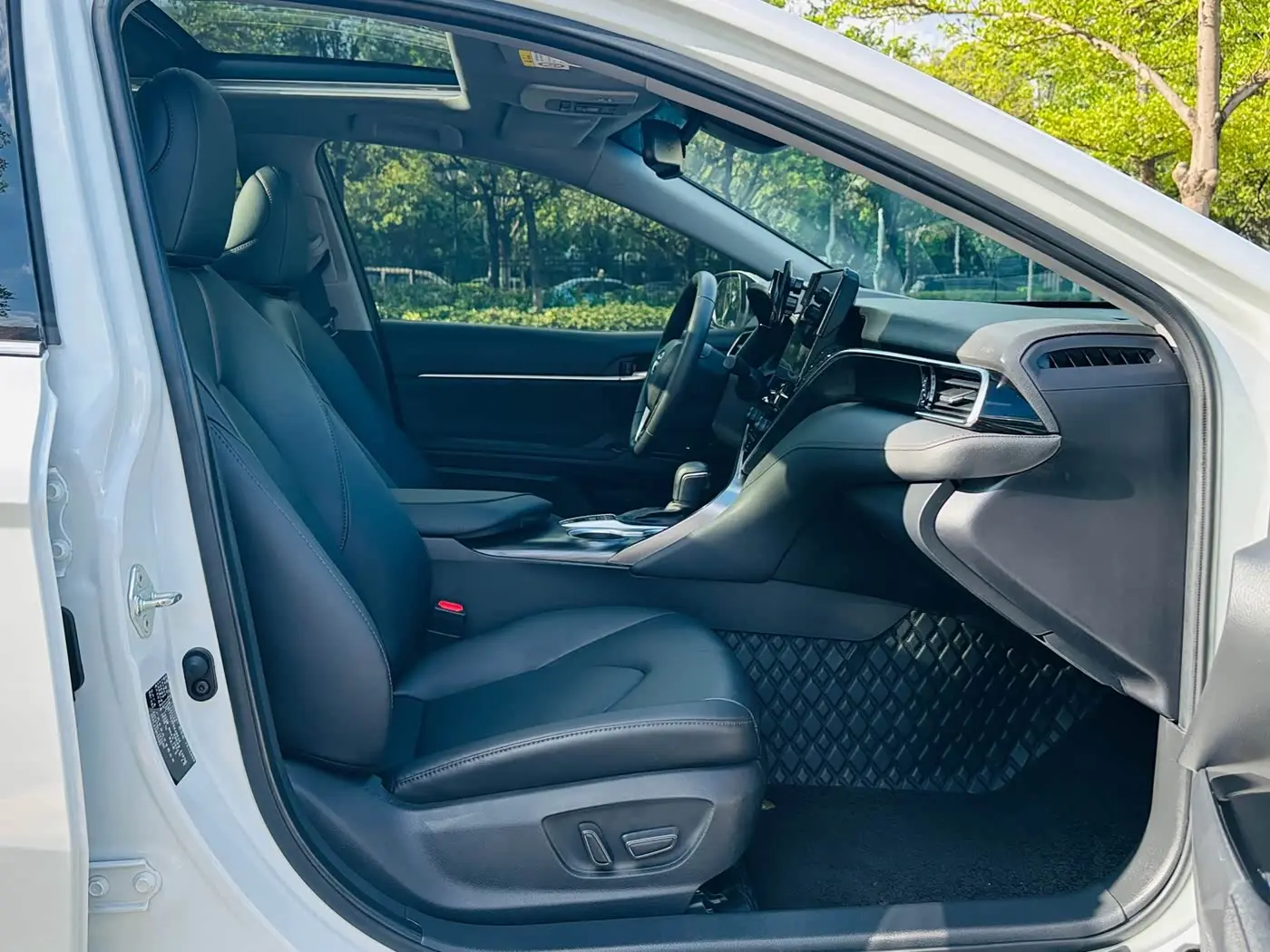 Toyota Camry 2023 — Photo 15/20