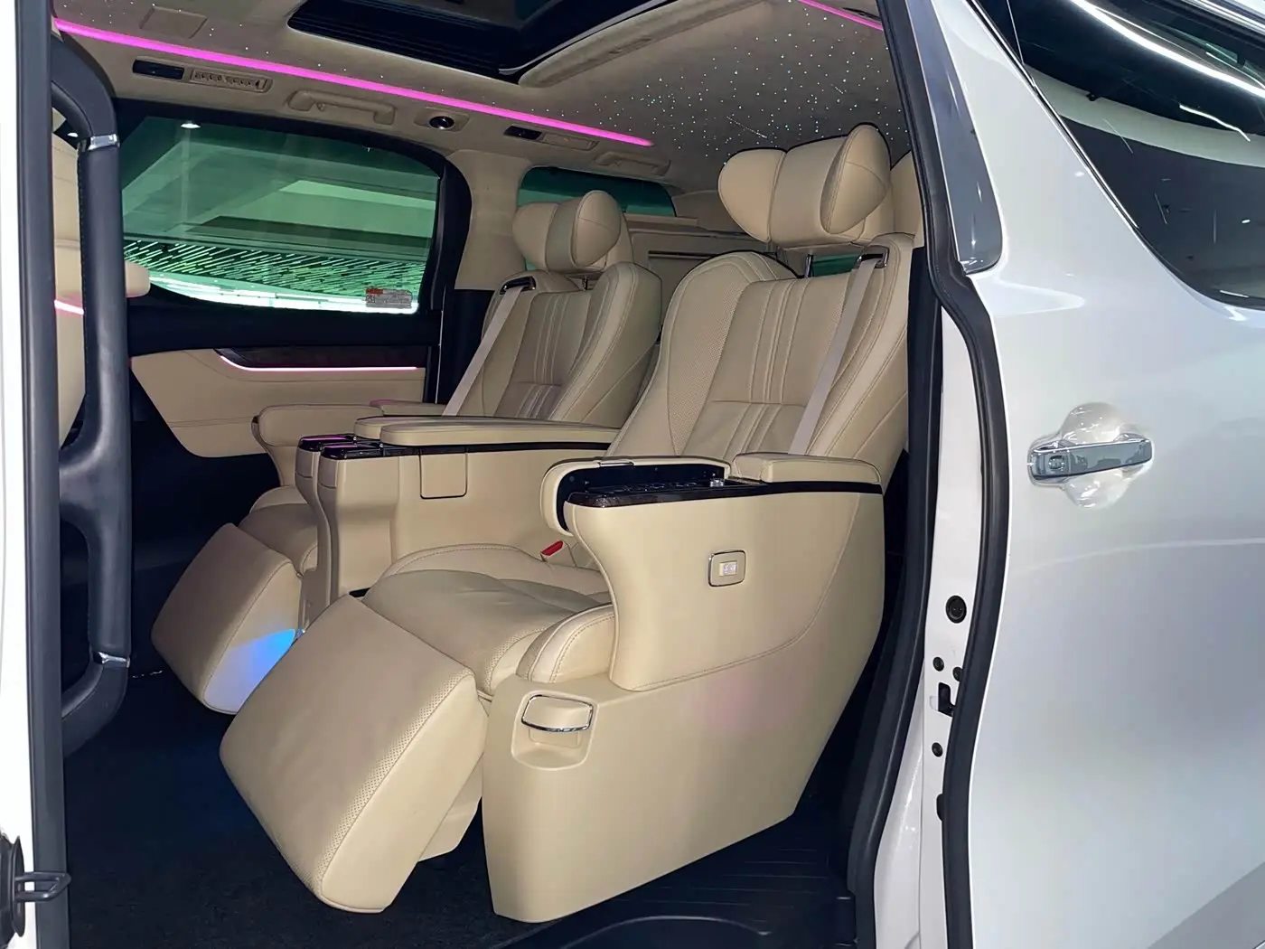 Toyota Alphard 2021 — Photo 14/20