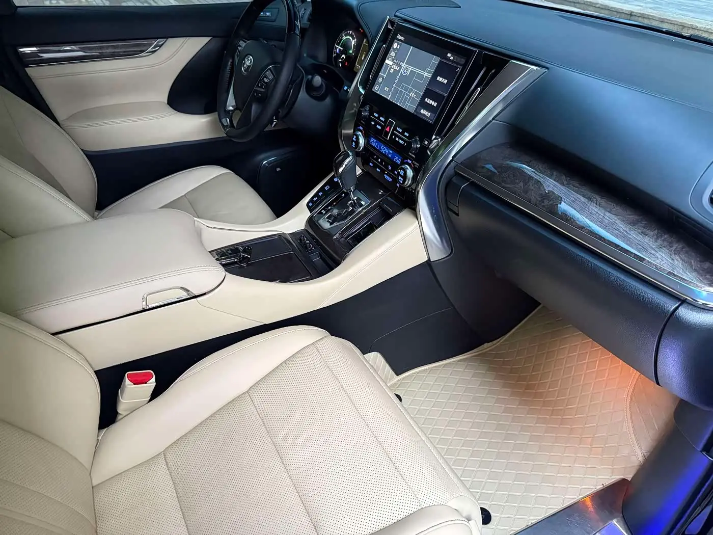 Toyota Alphard 2024 — Photo 9/16
