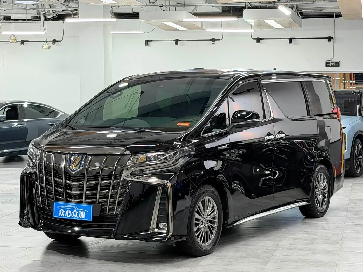 Toyota Alphard 2023 — Photo 1/13