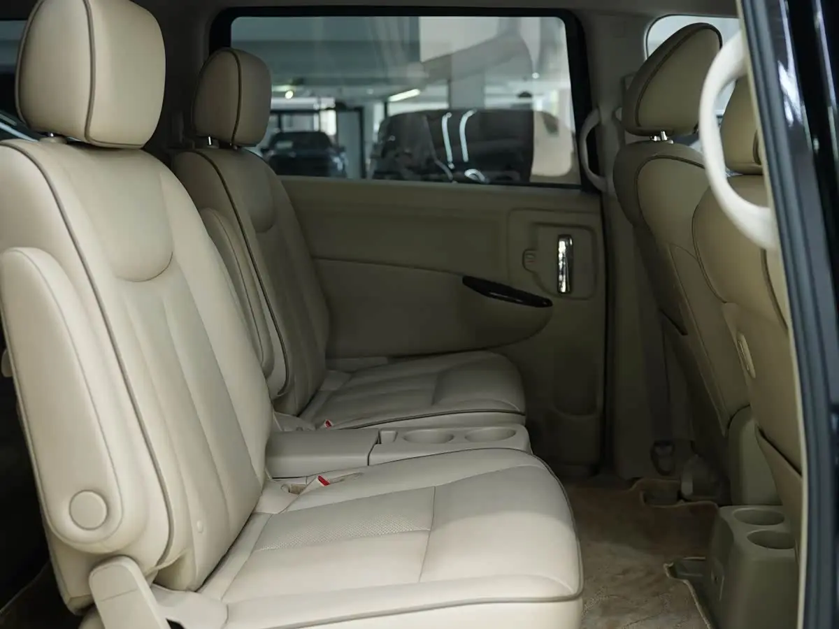 Nissan Quest 2016 — Photo 15/19