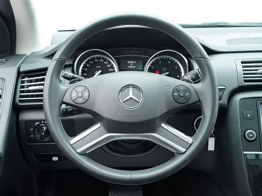 Mercedes-Benz R-Class 2017 — Photo 18/20