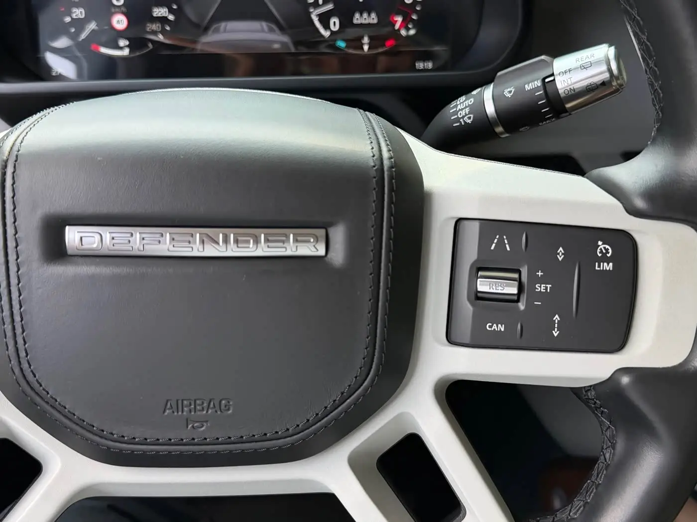 Land Rover Defender 2021 — Photo 15/20