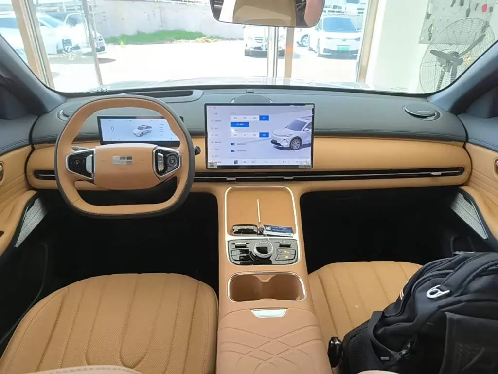 Geely Galaxy Galaxy Starship 7 EM-i 2025 — Фото 6/20