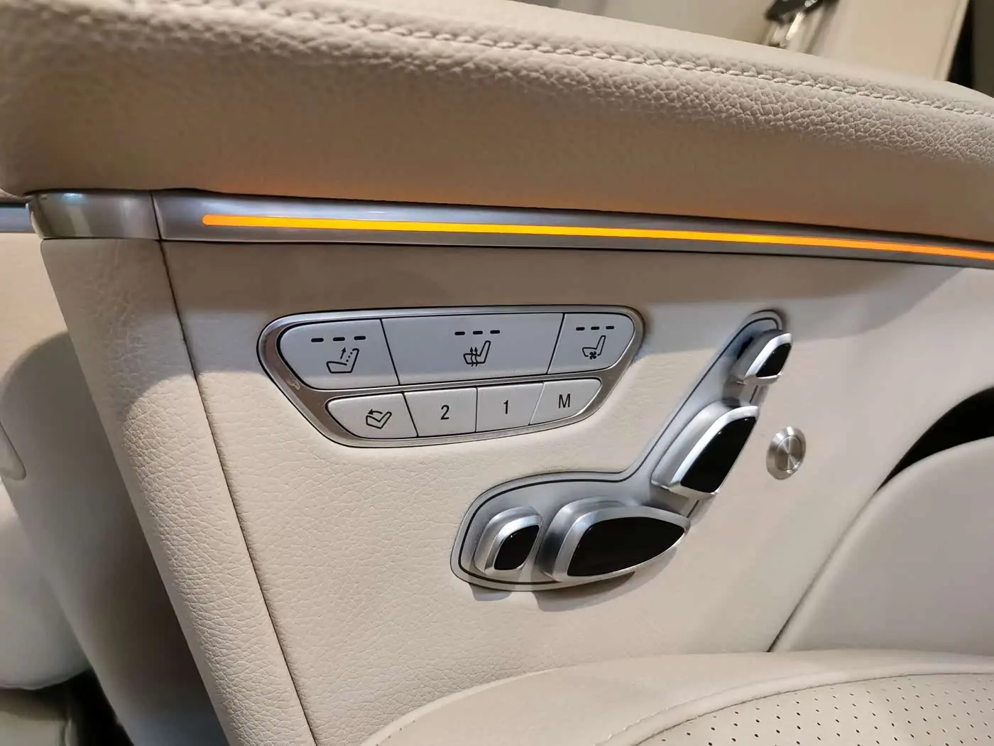 Mercedes-Benz V-Class 2022 — Photo 16/20
