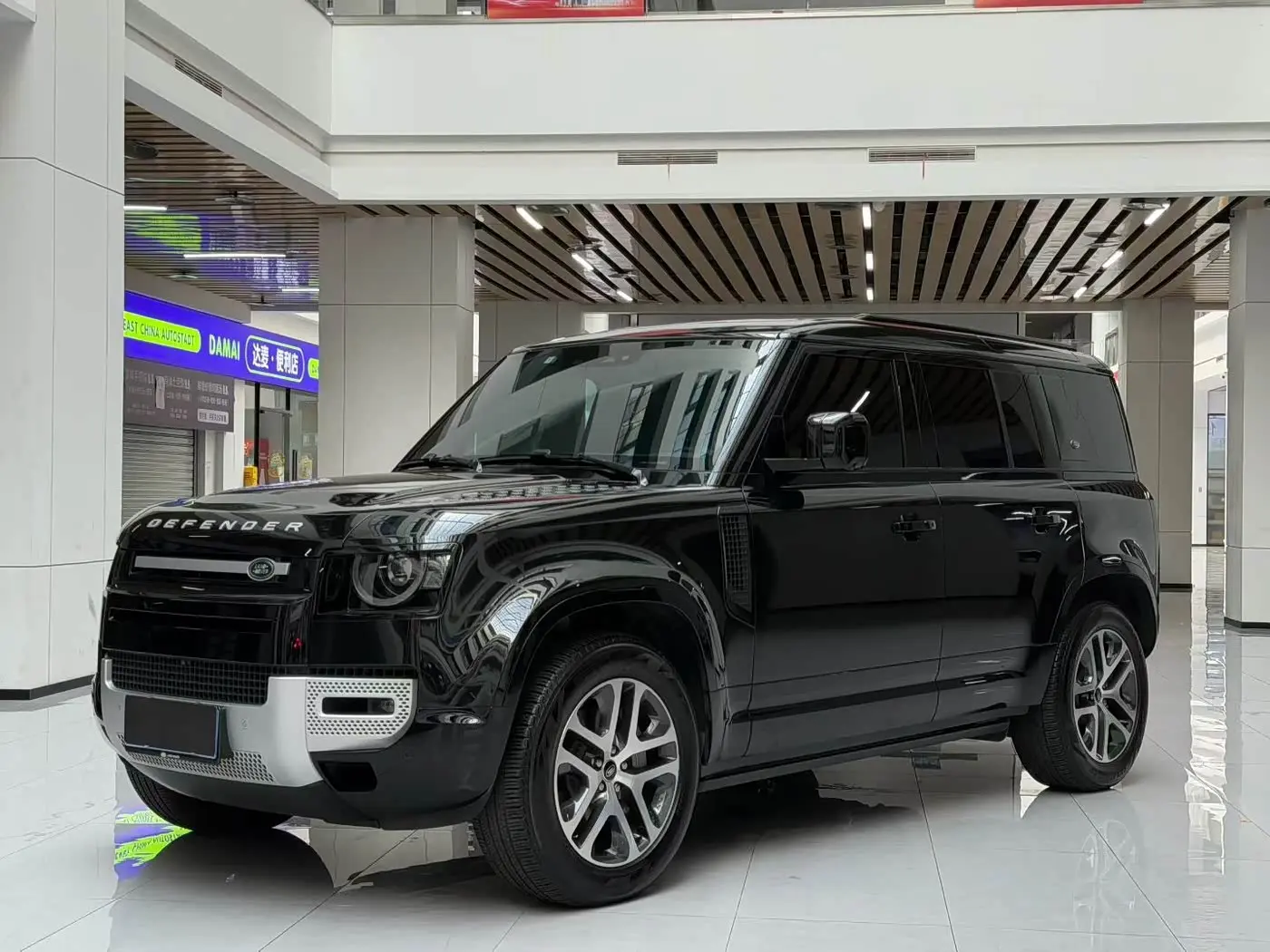 Land Rover Defender 2024 — Photo 2/9