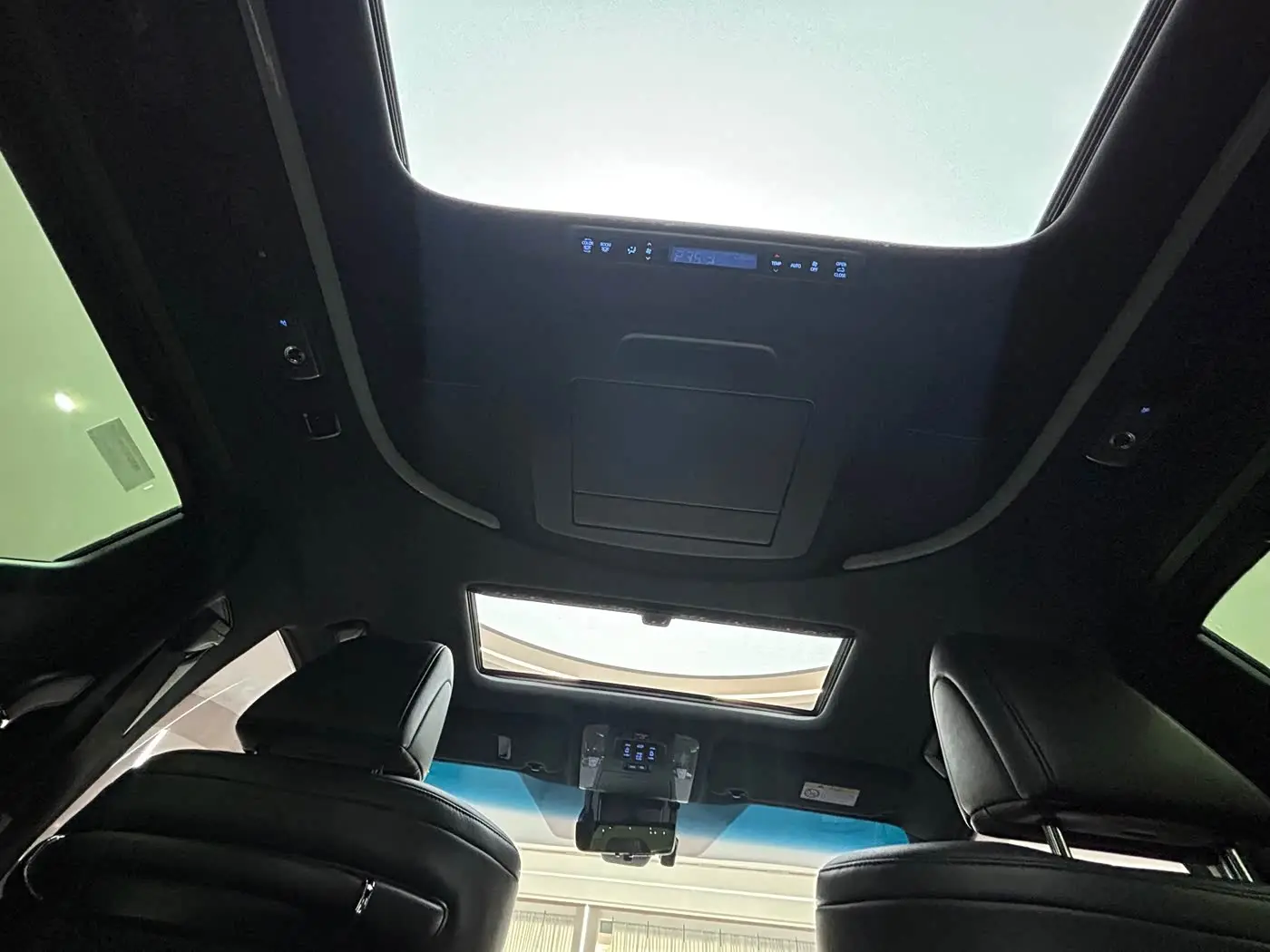 Toyota Vellfire 2023 — Photo 19/20