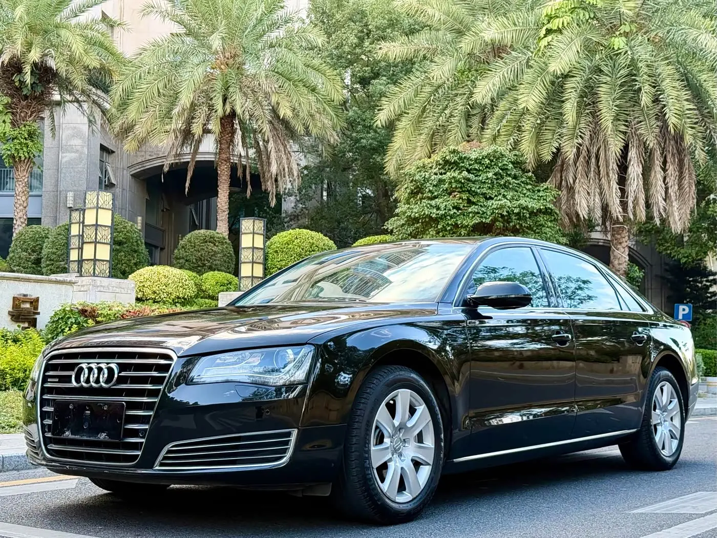 Audi A8 2013 — Фото 1/17