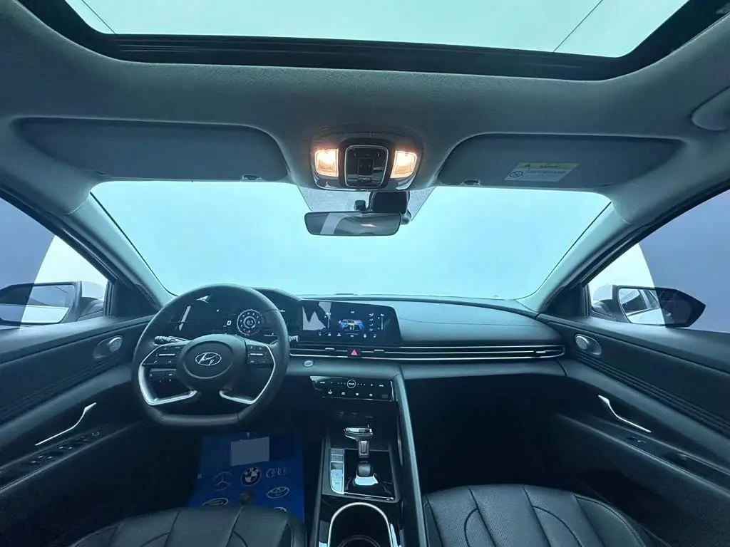 Hyundai Elantra 2023 — Photo 11/18