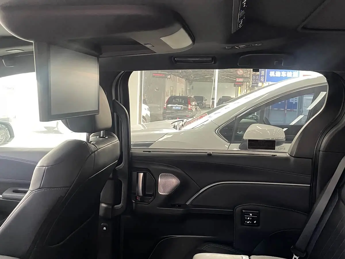 Toyota Sienna 2024 — Photo 9/16