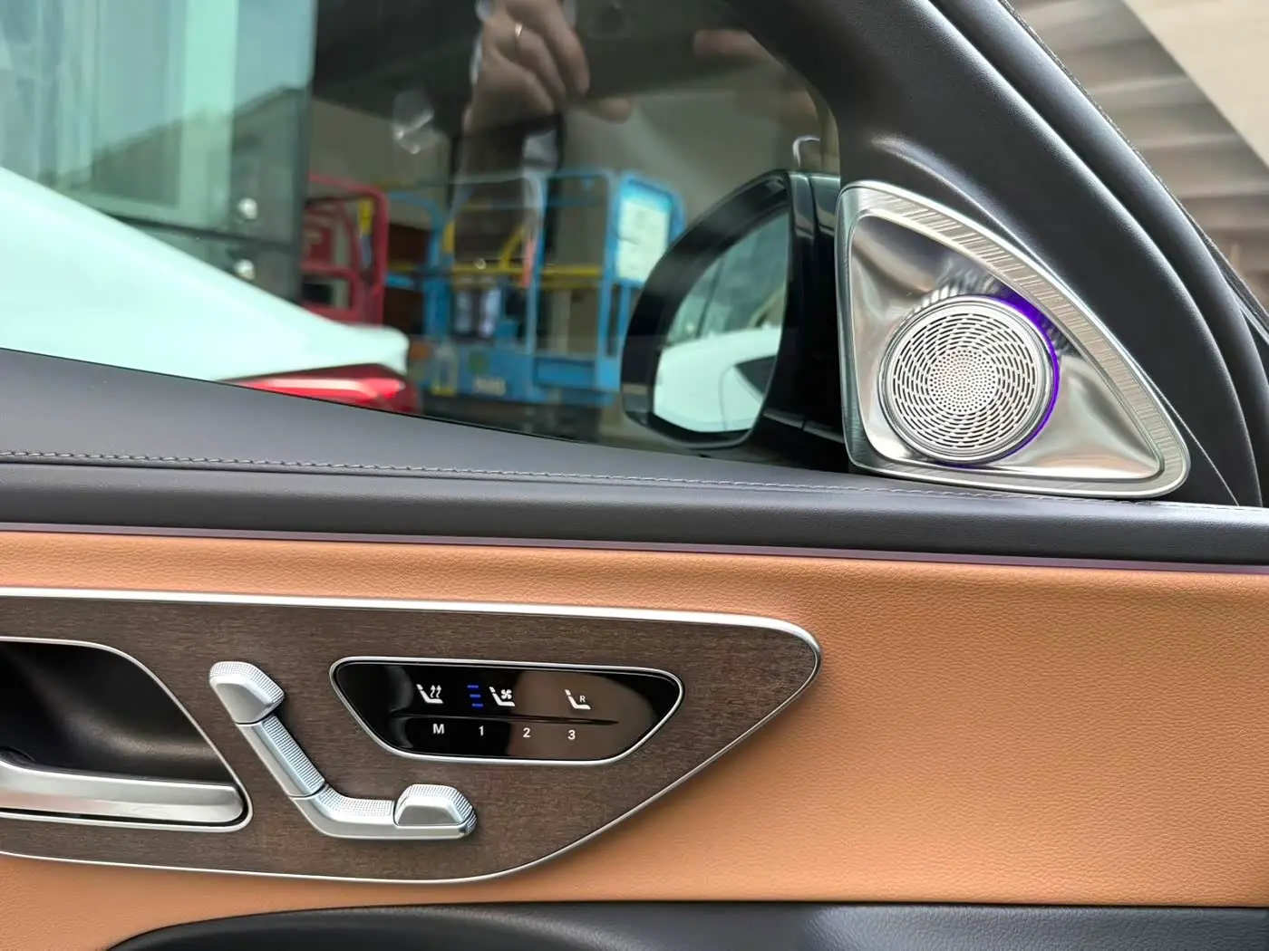 Mercedes-Benz E-Class 2025 — Photo 7/12