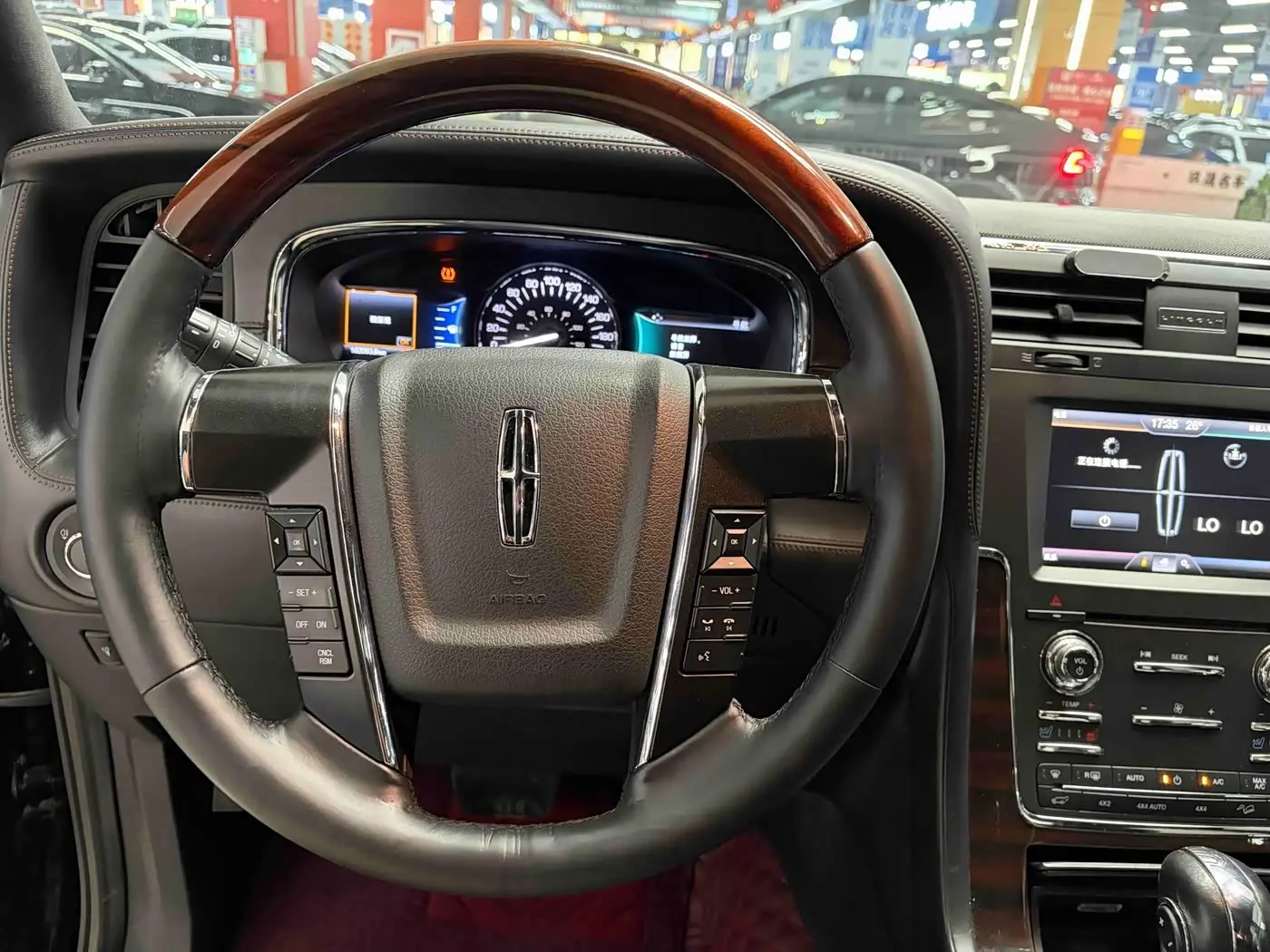 Lincoln Navigator 2016 — ფოტო 11/18