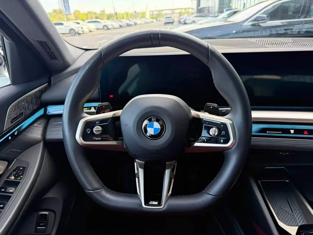 BMW 5 Series 2025 — Photo 11/19