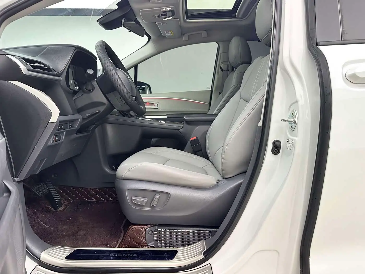 Toyota Sienna 2023 — Photo 11/17