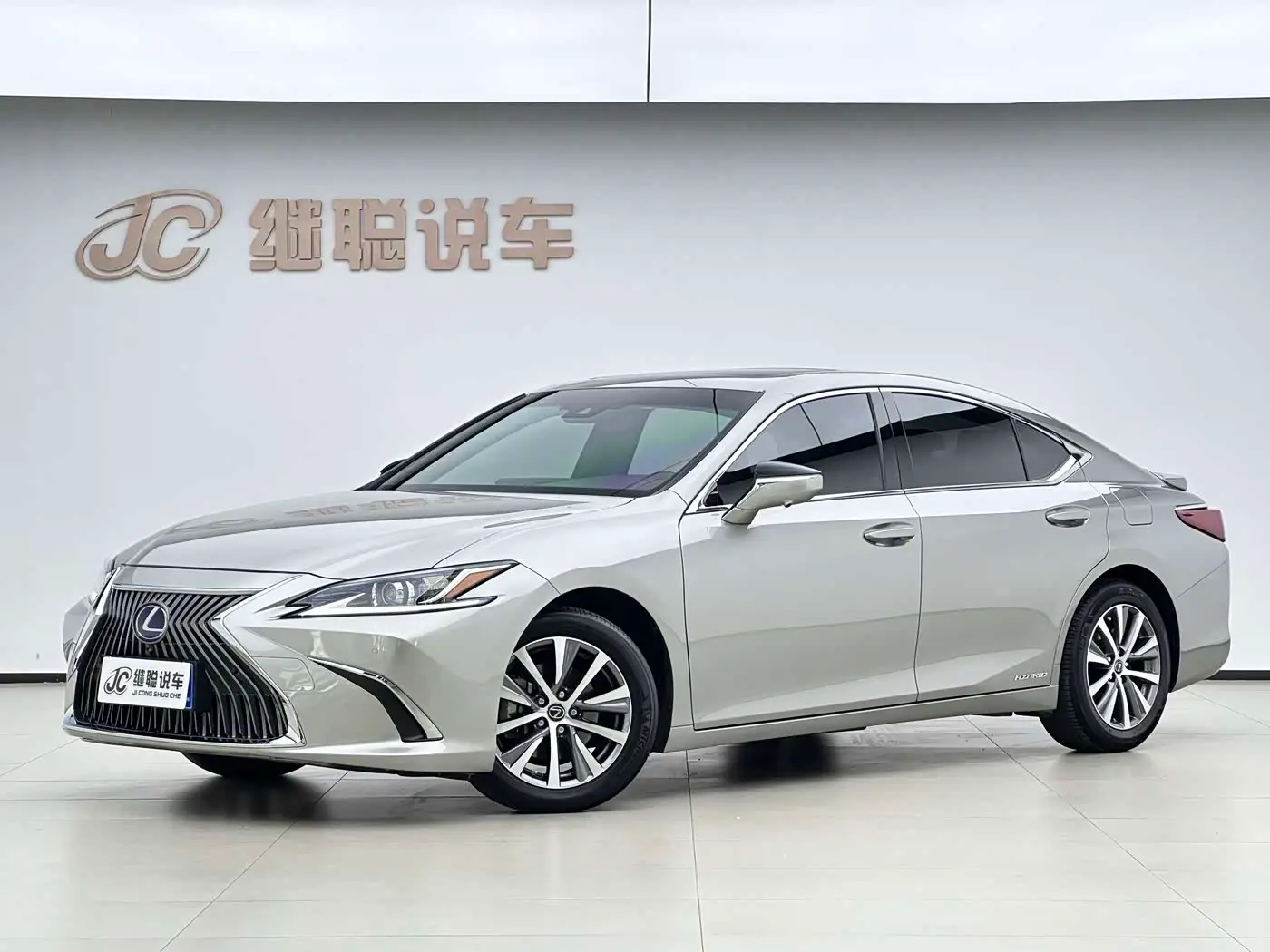 Lexus ES 2020 — Фото 1/16