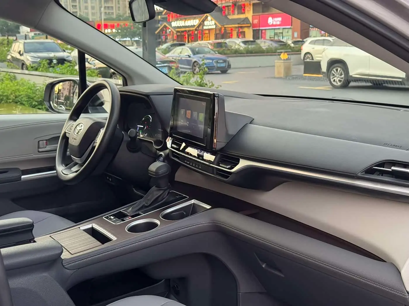 Toyota Granvia 2024 — Photo 14/20