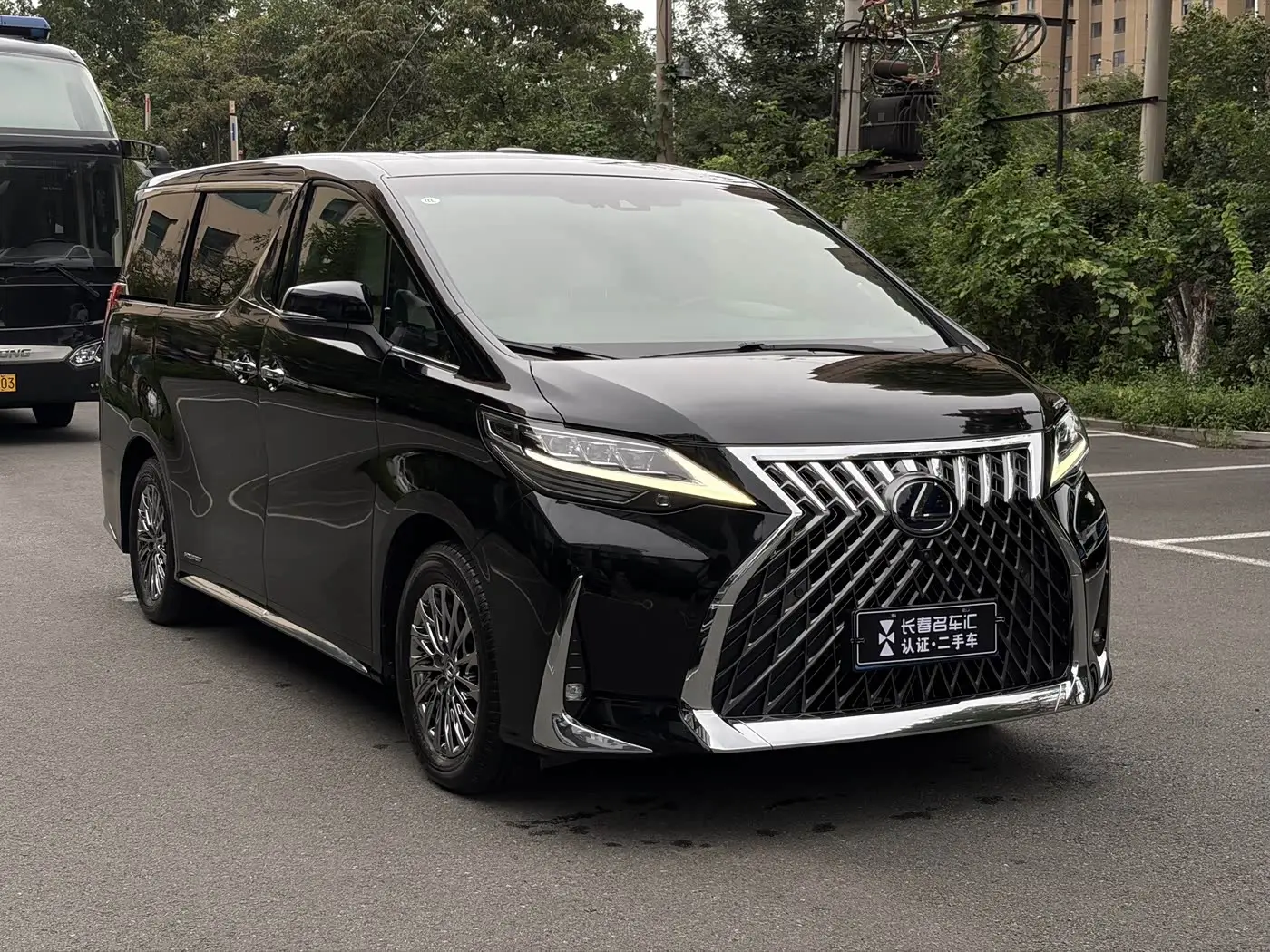 Lexus LM 2021 — Photo 3/20