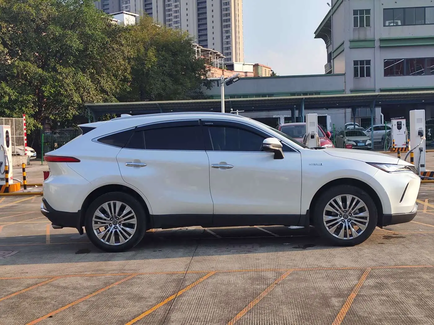 Toyota Lingfang HARRIER 2024 — Photo 3/17