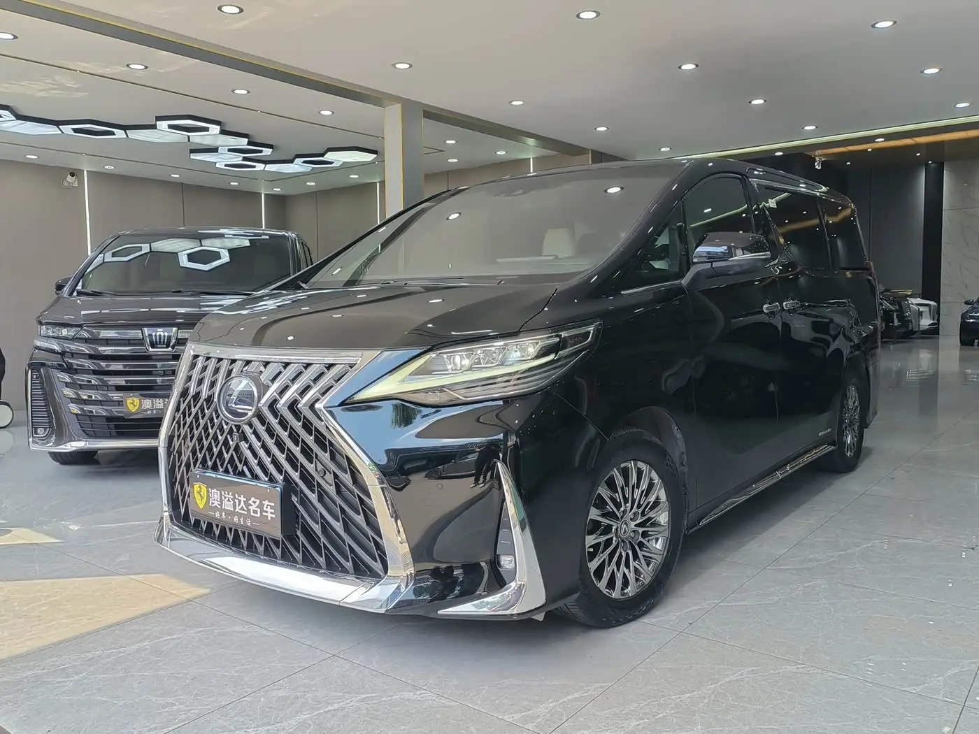 Lexus LM 2021 — Фото 1/20