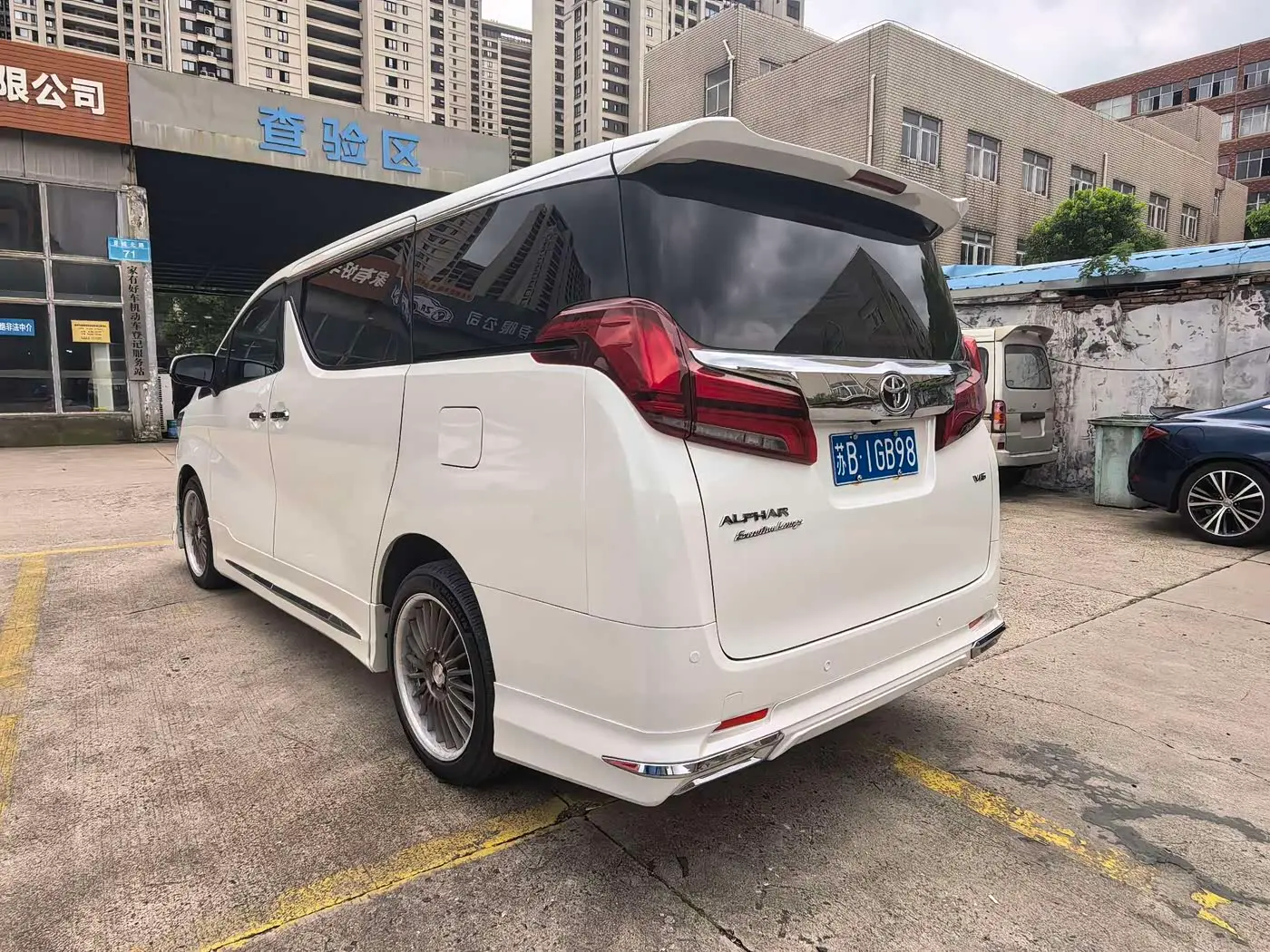 Toyota Alphard 2015 — Photo 7/8