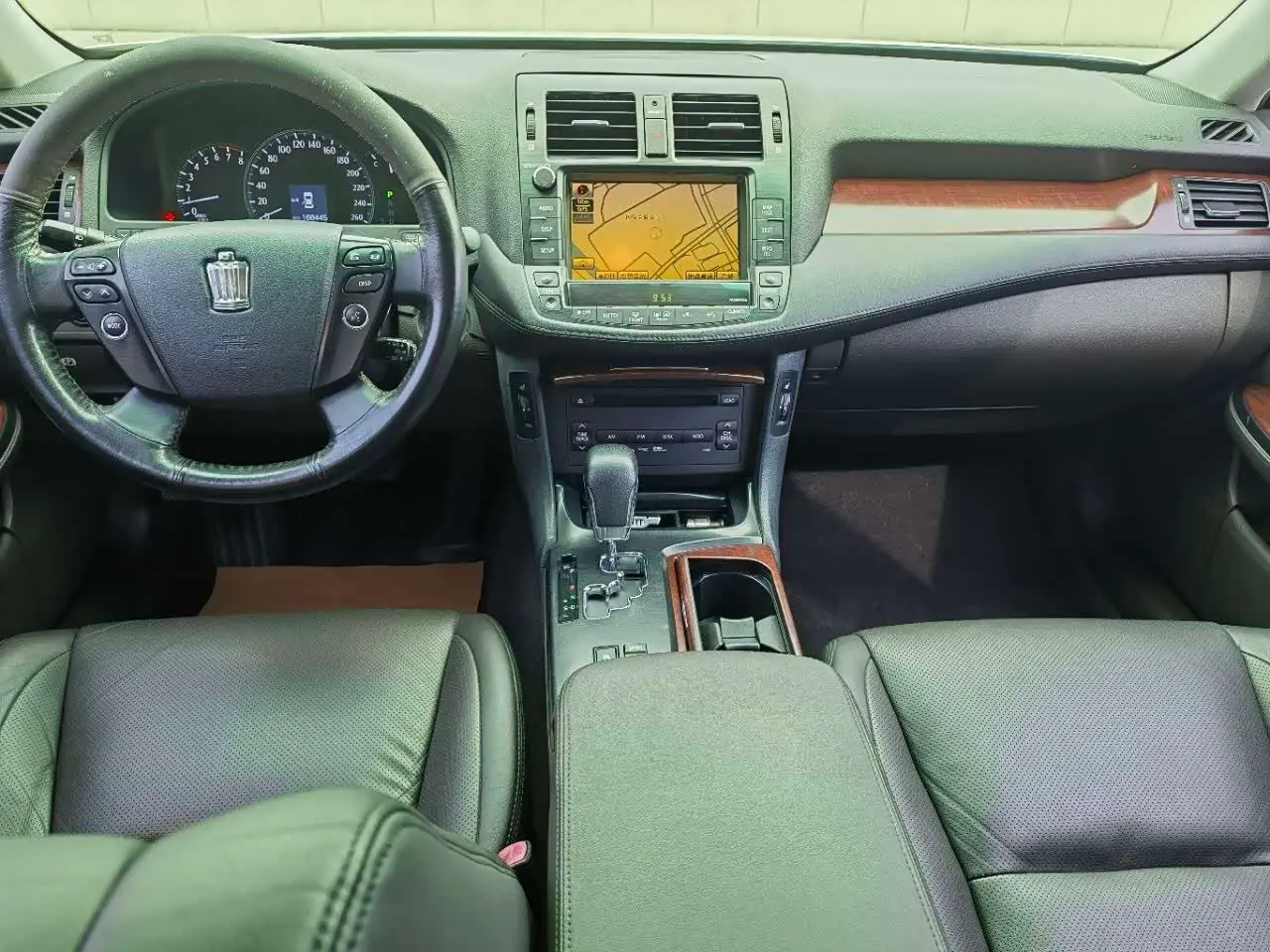 Toyota Crown 2010 — Photo 11/18
