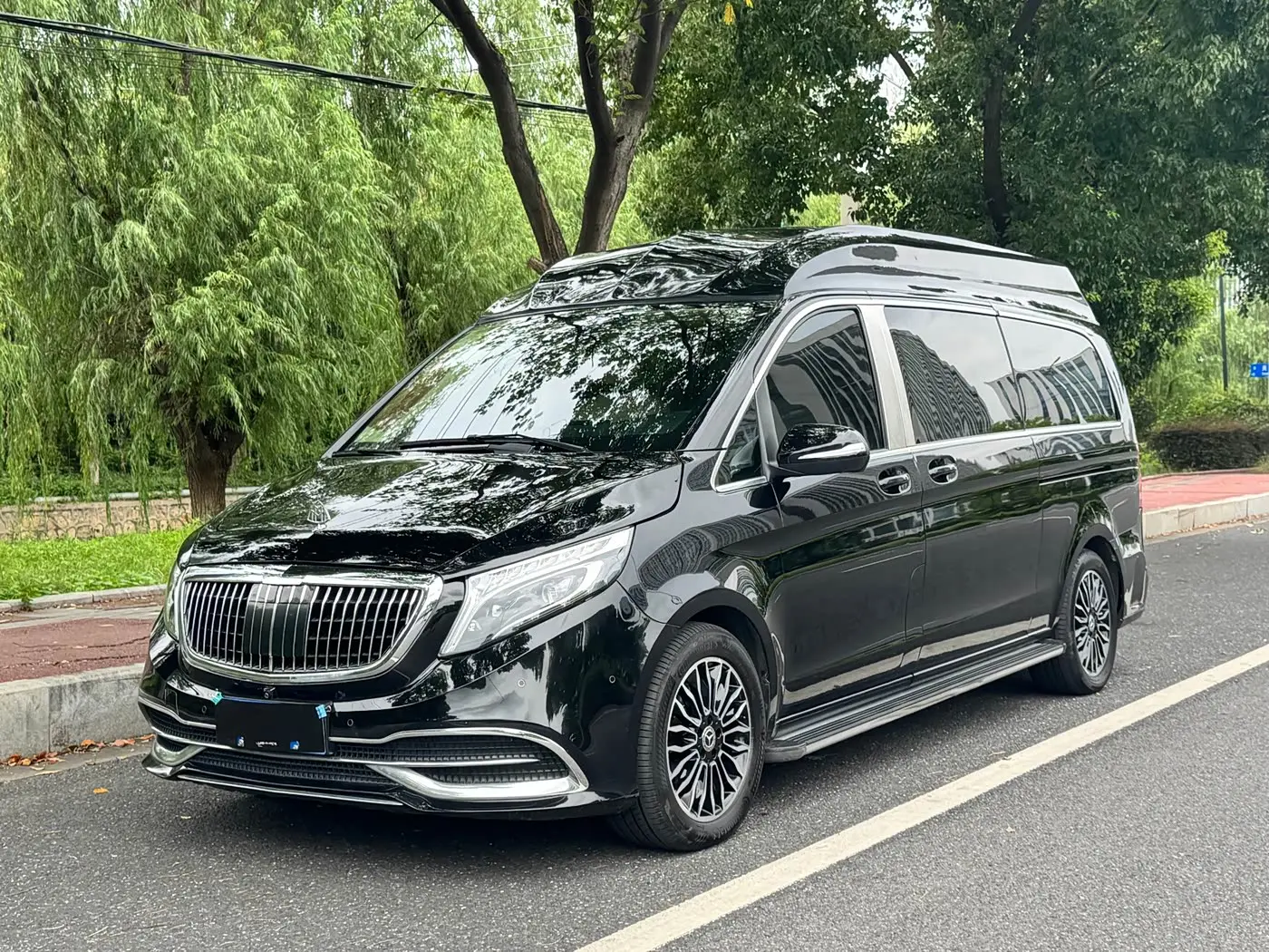 Mercedes-Benz V-Class 2022 — Photo 1/11