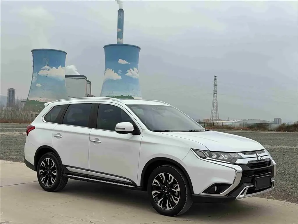 Mitsubishi Outlander 2021 — Photo 3/17