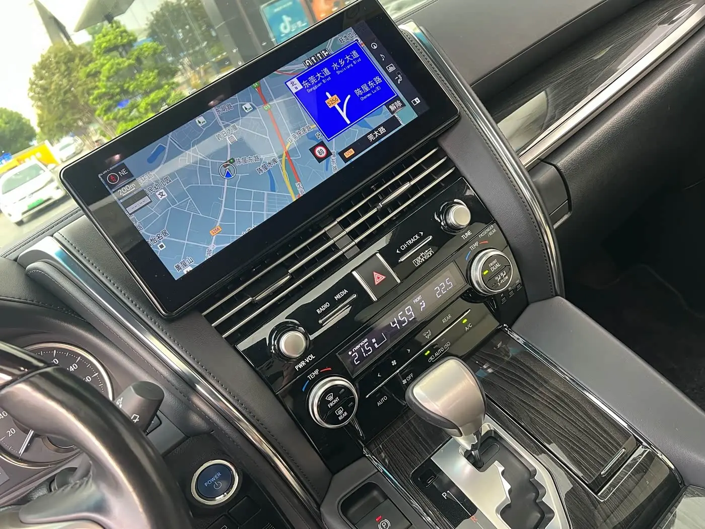 Lexus LM 2020 — Photo 9/10