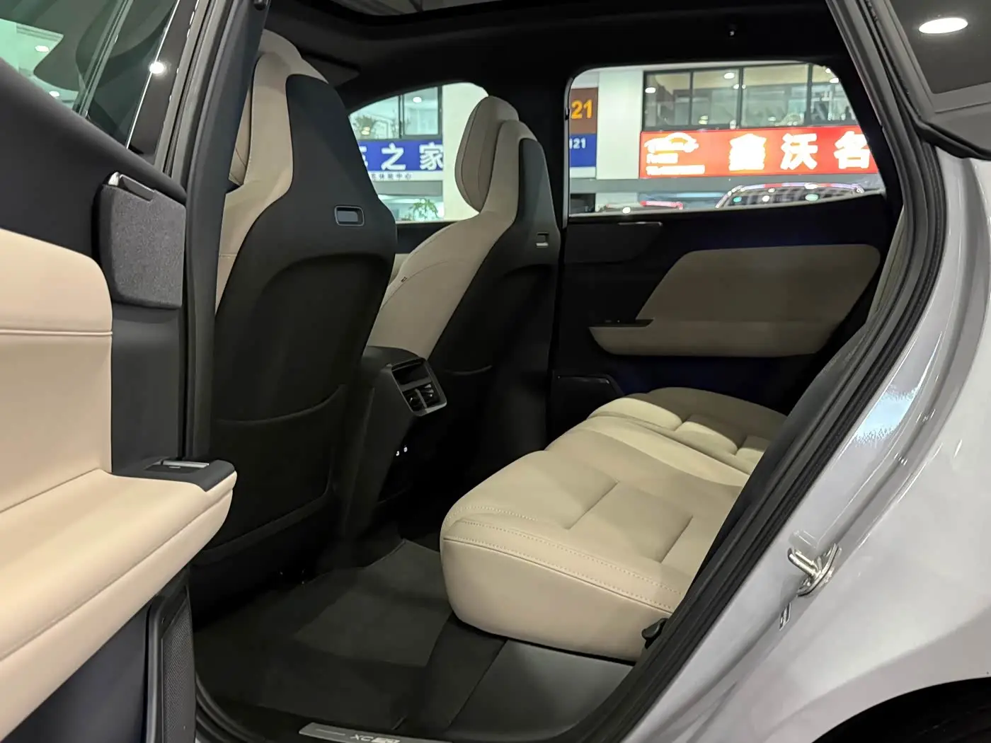 Volvo XC70 Plug-in Hybrid 2025 — Фото 10/18
