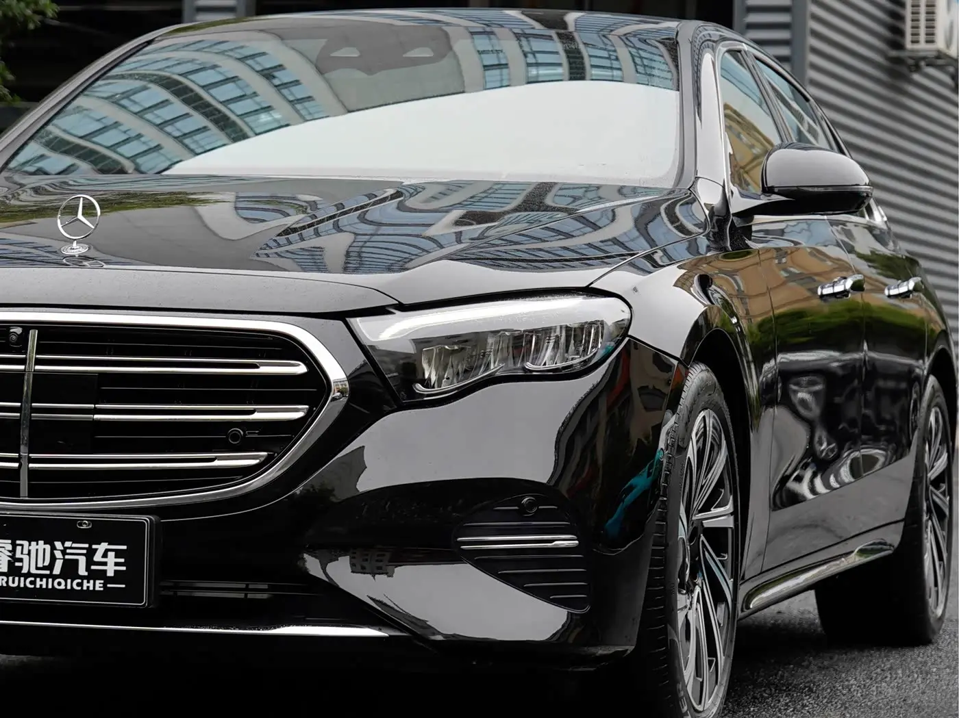Mercedes-Benz E-Class 2024 — Photo 7/20